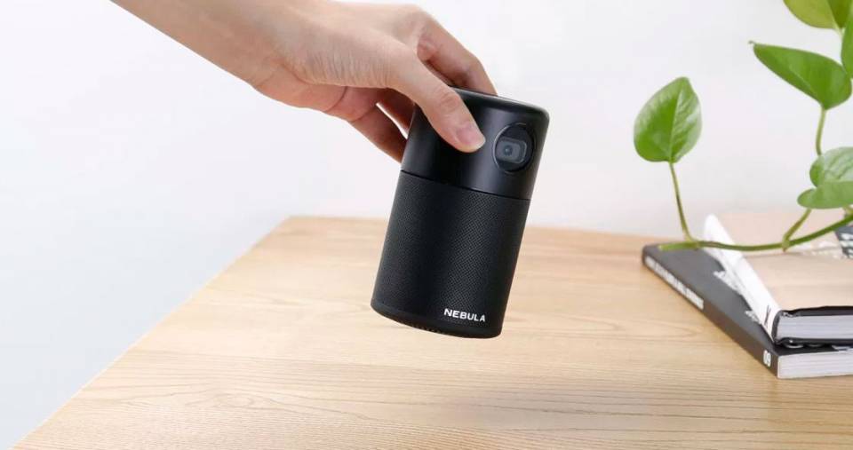 Проектор Anker Nebula Capsule можно взять с собой куда угодно